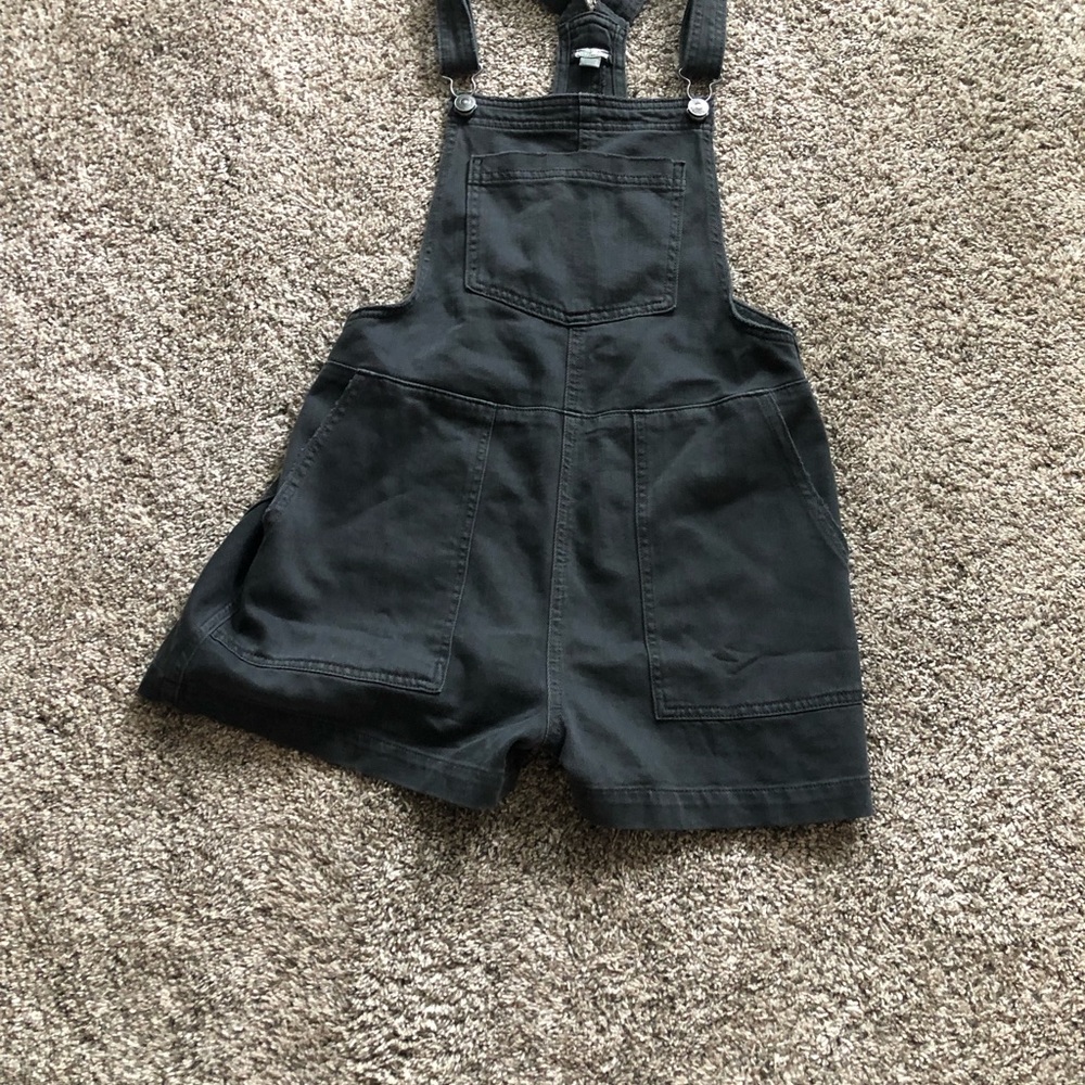 cute summer aerie grey oversized overall shorts! 👙🕶